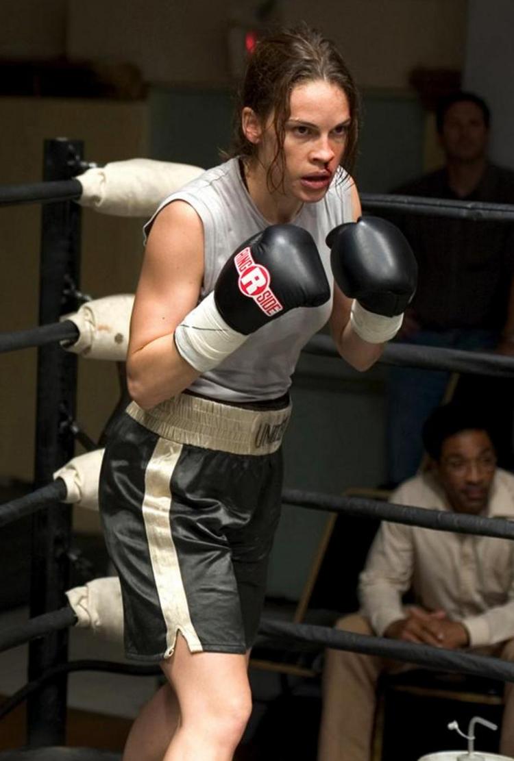 Androgyn. Hilary Swank har ikke sagt nej til roller, selv om de skulle indebære, at gængse kvindelige dyder skulle underspilles. Her ses hun som bokseren, som en skeptisk Clint Eastwood skal prøve at gøre til en vinder i filmen 'Million Dollar Baby'. 