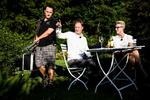 medievant. DR’s sendevogn står parkeret bag buskadset ved Knud Romers sommerhus. Forfatteren har været i ’Aftenshowet’ flere gange før, men har aldrig haft besøg af programmet i sit sommerhus. 