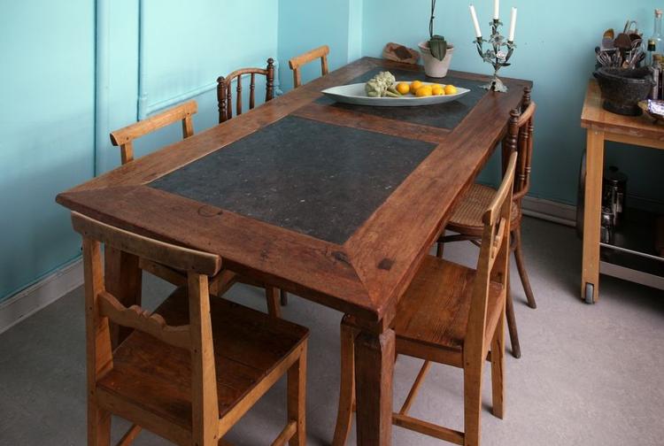 Ambivalent. Boligredaktørens stue er fyldt ud af et kæmpe spisebord, hun har fået af sin mor. Det er et had/kærligheds-forhold, der eksisterer til bordet. Arkivfoto: Morten Langkilde 