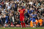 nedtur. Liverpools anfører, Steven Gerrard, ser jublende Chelsea-spillere i den kamp, hvor han gled og var skyldig i London-holdets førringsmål. 