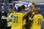 flytning. På grund af raketangreb på israelske byer er internationale kampe med deltagelse af israelske hold flyttet til Cypern, hvor spillere fra  Maccabi Tel Aviv her ses juble over en scoring mod Santa Coloma, Andorra i en kval-kamp til Champions League. 