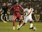 nag. Romas Seydou Keita (th) i kamp om bolden med Real Madrids Gareth Bale i træningskampen i Dallas, USA. 