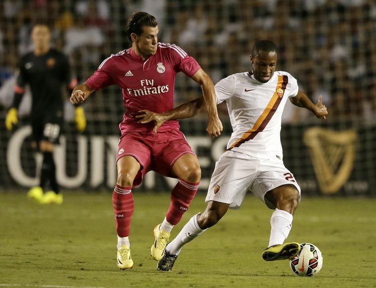 nag. Romas Seydou Keita (th) i kamp om bolden med Real Madrids Gareth Bale i træningskampen i Dallas, USA. 
