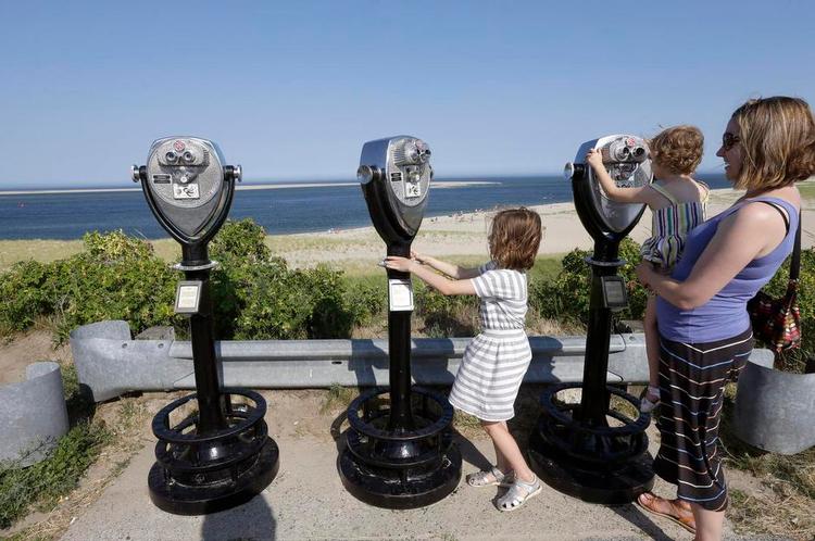 trækplaster. Turisterne flokkes ved kikkerterne for at få et glimt af den hvide haj. Den lokale turistbranche jubler over hajerne. 