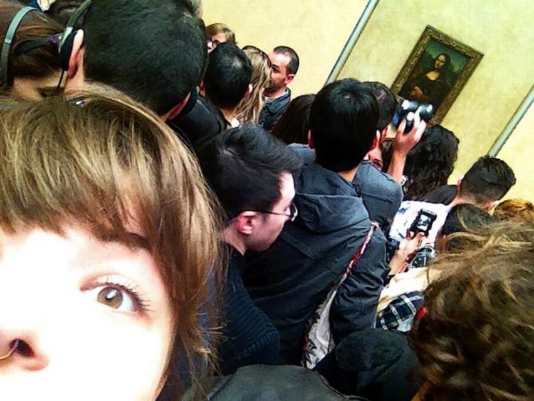 TRÆNGSEL. Der er som regel rift om pladserne foran det berømte Mona Lisa-maleri på Louvre museet i Paris. Men Simone Forchhammer får dog foreviget øjeblikket alligevel. Foto: Simone Forchhammer 