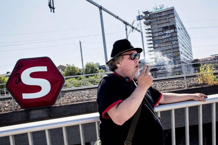 S. Hvorfor hedder det egentlig S-tog, spørger Københavneriet. Nogle mener, navnet lægger sig efter Berlins Stadtbahn, andre, at S'et refererer til ordet station. Andre igen taler om begrebet stiv køreplan. 