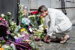 Sorg. Mange efterlod hilsener og blomster ved museet efter skyderiet i slutningen af maj. 