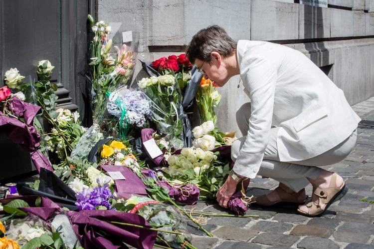 Sorg. Mange efterlod hilsener og blomster ved museet efter skyderiet i slutningen af maj. 
