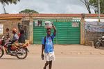 Højrisikojob. Læger Uden Grænser lader sig muligvis skræmme af dødsfald hos ebolalæge fra Sierra Leone samt smitte hos to amerikanske sundhedsarbejdere. Men ikke desto mindre bliver de i Vestafrika i forsøget på at forhindre den dødelige infektionssygdom i at sprede sig yderligere. Bag disse grønne døre ved Kenema i Sierra Leone ligger en klinik, der behandler ebola-patienter. 