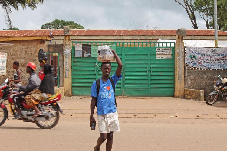 Højrisikojob. Læger Uden Grænser lader sig muligvis skræmme af dødsfald hos ebolalæge fra Sierra Leone samt smitte hos to amerikanske sundhedsarbejdere. Men ikke desto mindre bliver de i Vestafrika i forsøget på at forhindre den dødelige infektionssygdom i at sprede sig yderligere. Bag disse grønne døre ved Kenema i Sierra Leone ligger en klinik, der behandler ebola-patienter. 