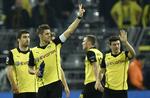 retræte. Sebastian Kehl (nummer to fra venstre) vinker til fans efter Dortmunds sejr i  Champions League mod  Zenit. 
