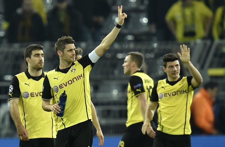 retræte. Sebastian Kehl (nummer to fra venstre) vinker til fans efter Dortmunds sejr i  Champions League mod  Zenit. 