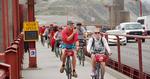 SELVPORTRÆT. Selfies - altså billeder man tager af sig selv med sin mobil eller kamera - bliver mere og mere populært. Her er en fyr i gang med at tage et på cykel på vej over Golden Gate Bridge i San Francisco. 