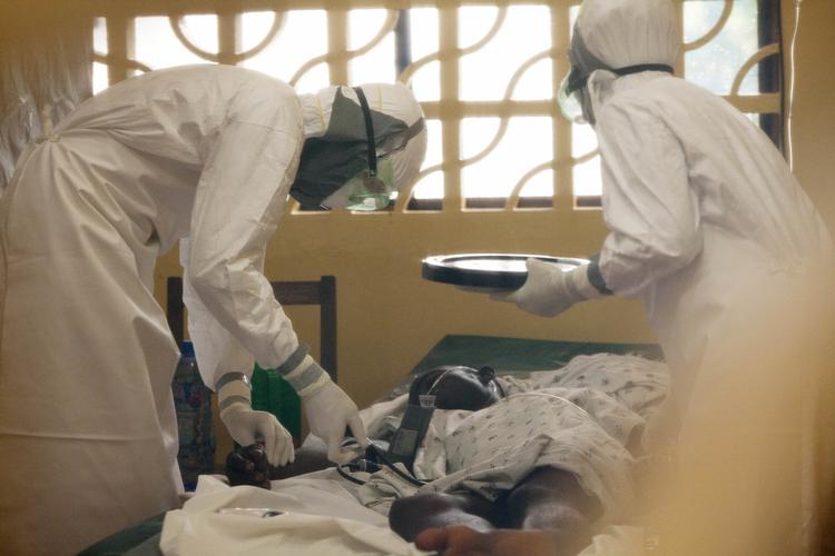billedtekst: Behandling. Mange lokale er mistroiske over for klinikker og hospitaler, hvor ebola-patienter forsøges behandlet. Det får dem til at blive væk, selvom de oplever symptomer på infektionissygdommen, der koster op mod 90 procent af de smittede livet. Foto: AP 
