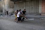 Gaza-krig. Palæstinensere bærer en såret væk, efter at israelske fly har bombet Shijaiyah-kvarteret i Gaza-by. 