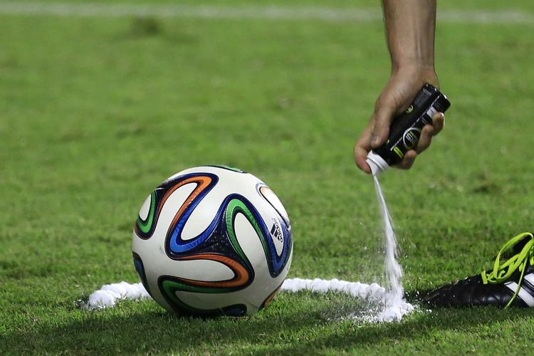PFFFFFFTT. Nu skal Premier League-spillerne også lære at holde sig bag den hvide streg - der hurtigt forsvinder. 