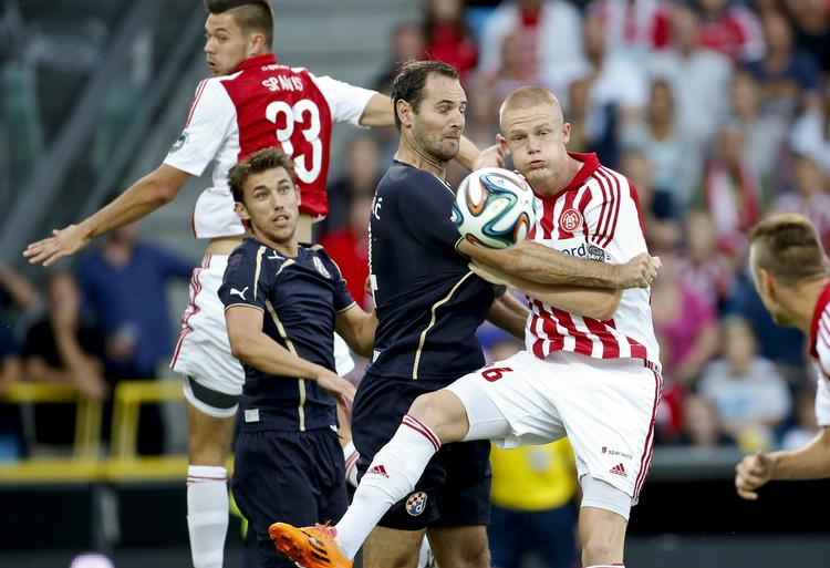 AFBUDSRAMT. AaB havde chancerne, men da Dinamo Zagreb først fik scoret, blev det sværere for Rasmus Thelander (th.) og de øvrige AaB-spillere. 