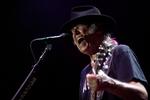 Vild. 68-årige Neil Young forbliver brutal og fuldkommen afskåret fra, hvad man plejer at gøre. I Forum begyndte koncerten med et kvartes guitarsolo. 