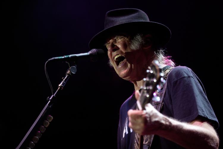 Vild. 68-årige Neil Young forbliver brutal og fuldkommen afskåret fra, hvad man plejer at gøre. I Forum begyndte koncerten med et kvartes guitarsolo. 