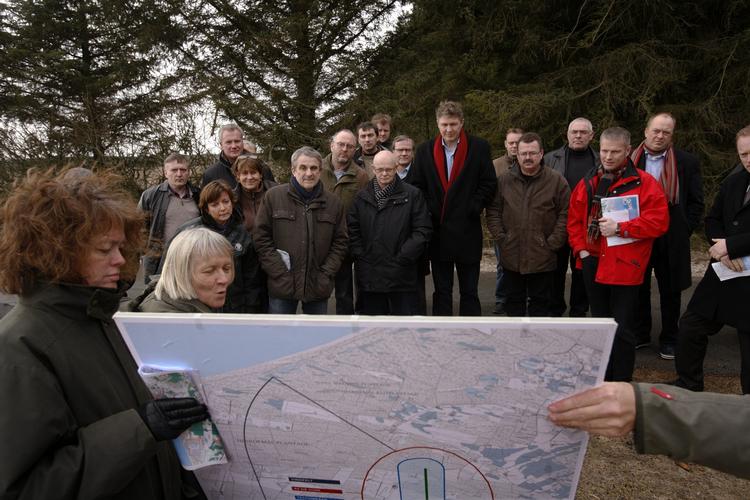 OMBEJLET. Der var meget ballade forud for fældningen af en række træer for at gøre plads til testcentret. Her er miljøudvalget på besøg i området i 2010. (Arkivfoto) 