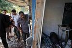 angrebet. En palæstinenser kigger ind i et klasseværelse på Abu Hussein FN-skolen i Jebalija-flygtningelejren i det nordlige Gaza, som i går blev ramt af et bombardement, der dræbte 19 og sårede 125 andre. 