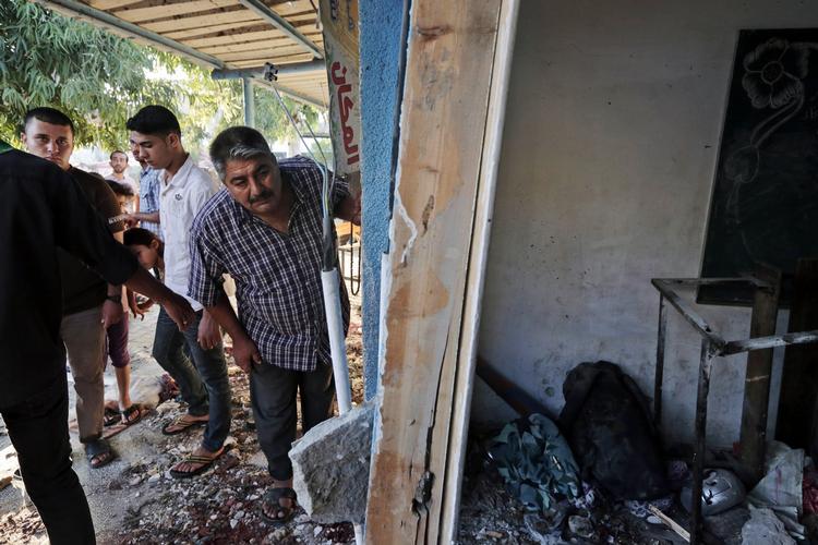 angrebet. En palæstinenser kigger ind i et klasseværelse på Abu Hussein FN-skolen i Jebalija-flygtningelejren i det nordlige Gaza, som i går blev ramt af et bombardement, der dræbte 19 og sårede 125 andre. 