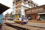 berørt. På dette billede taget for to uger siden ses en kvinde foran en klinik (med blå og gul facade) i Sierra Leones hovedstad, Freetown. Klinikken er blevet lukket, fordi en læge blev smittet med ebola, der i sit hidtil væreste udburd har kostet 672 mennesker livet i Vestafrika. 