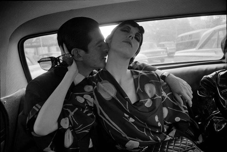 hipt.  Dennis Hopper var ven med alle de cool kunstnere og it-mennesker. Her er kunsthandleren Irving Blum, der kissemisser med modellen Peggy Moffitt på bagsædet af en bil, fotograferet (1964) 