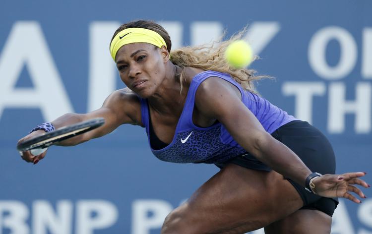 comeback. Serena Williams forlod en doublekamp i Wimbledon med en virus, der gjorde, at amerikaneren slingrede rundt på banen. 