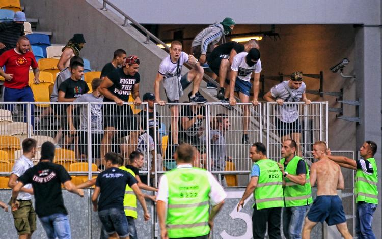 efterspil. De voldelige ukrainske tilhængere flygter fra FCK's fanafsnit efter angrebet på de danske tilhængere. 
