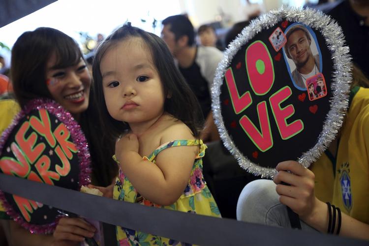 hvin. Der var nærmest Beatles-agtig hysteri, da japanske fodboldfans modtog Neymar i tokyo. 