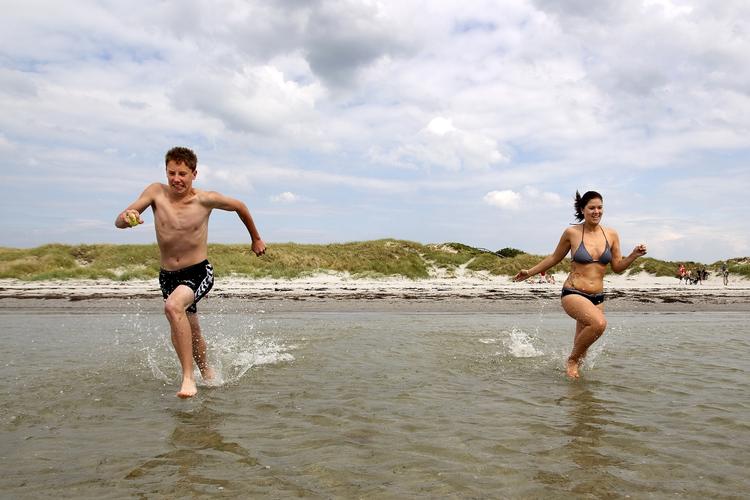 Rekord. Badevandet ved de danske strande er i øjeblikket mellem 25-27 grader varmt. Få hjælp af en række apps til at tjekke havtemperaturerne i indland og udland. 