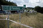 Efterforskning. Politiet arbejder tæt ved Kliplev-afkørslen mod Padborg på E45 stedet, hvor et kvindelig blev fundet . 