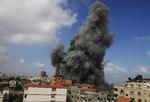Nat og dag regner bomberne ned over Gaza. 