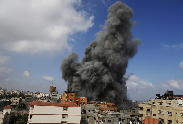 Nat og dag regner bomberne ned over Gaza. 