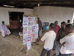 Lokalaviser. Personer læser aviserne i Monrovia, Liberia, hvor overskrifterne primært handler om ebola-udbruddet i Vestafrika. En af overskrifterne er »Brænd alle lig«. 