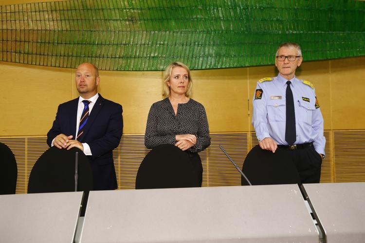Terror. Justitsminister Anders Anundsen (Fremskrittspartiet) ses her i selskab med PST's chef Benedicte Bjørnland og politichef Vidar Refvik under en pressekonference i Oslo i torsdags. De fortalte, at der var kommet informationer frem om, at der var en terrortrussel mod Norge fra personer med forbindelse til islamistiske kæmpere i Syrien. 