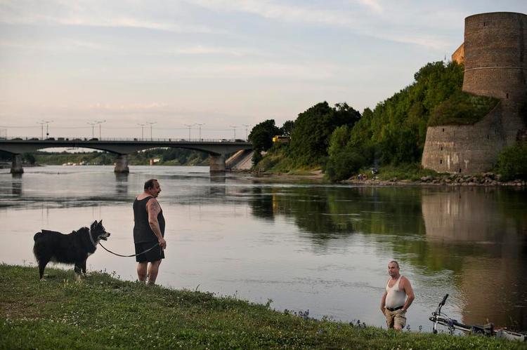 skillelinje. Floden danner grænsen mellem den østligste by i Baltikum, Narva i Estland, og Ivangorod i Rusland. Efter Ruslands Ukraine-offensiv rumles der med baser og beskyldninger om misligholdte aftaler på begge sider af grænsen. 