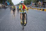 gadeløb. Vincenzo Nibali havde rigeligt overskud til lidt kunstcykling efter afslutningen på Tour de France. 