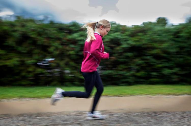 Knæpatienter. Ny undersøgelse viser, at flere danske gymnsieelever har knæproblemer. Slidgigt er blandt andet en hyppig årsag til knæproblemer hos helt unge. 