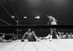 herrekamp. Muhammad Ali (tv) er sendt i kanvassen af Joe Frazier i VM-kampen i 1971, som Frazier vandt på point. 