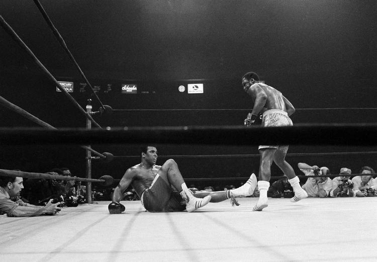 herrekamp. Muhammad Ali (tv) er sendt i kanvassen af Joe Frazier i VM-kampen i 1971, som Frazier vandt på point. 