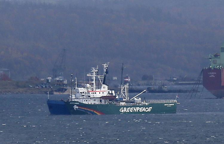 SKIB. Det hollandske Greenpeace skib har i knap et år ligget ud for den russiske by Murmansk. Nu er det på vej til Holland. 