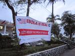Ebola. Mere end 700 har mistet livet i år som følge af ebolasmitte. Foran rådhuset i Monrovia i Liberia opfordrer myndighederne til fælles front mod virussygdommen. 