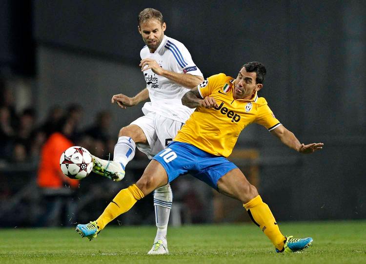 afrunding. Olof Mellberg i kamp for FCK mod Juventus' Carlos Tevez i Champions League.