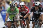 Tour-afgørelse. Etapevinder Matteo Trentin (til højre)  troede kort efter den tætte spurt ikke, at han havde vundet etapen og han lykønskede Peter Sagan med et venskabeligt klap. Målfotoet viste dog at trentin vandt med få millimeter. 