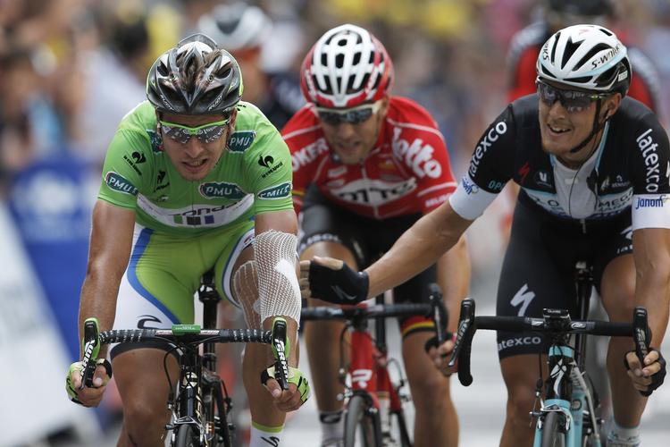 Tour-afgørelse. Etapevinder Matteo Trentin (til højre)  troede kort efter den tætte spurt ikke, at han havde vundet etapen og han lykønskede Peter Sagan med et venskabeligt klap. Målfotoet viste dog at trentin vandt med få millimeter. 