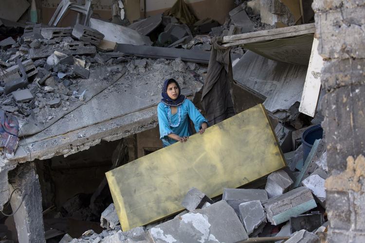 pause. En palæstinensisk pige snupper en madras i en kollapset hus i Shijaiyah-området i Gaza By. KLokken syv i morges dansk tid trådte en våbenhvile mellem de stridende parter i kraft. Et par timer senere var der skududveksling mellem militante palæstinensere og israelske kampvogne i den sydlige del af Gazastriben. 