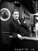 Nis Petersen. Født 1897 i Vamdrup ved Kolding, død 1943. Han blev tidligt forældreløs og opdraget >indremissionsk i Herning. Kom i apotekerlære, blev journalist og skov- og fabriksarbejder m.m. Debuterede med 'Nattens pibere' 1926, senere blandt andet digtsamlingen 'En drift vers' 1933. 