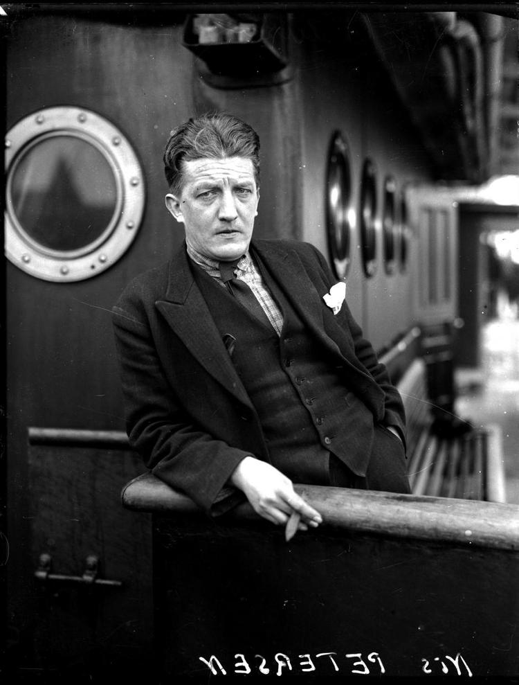 Nis Petersen. Født 1897 i Vamdrup ved Kolding, død 1943. Han blev tidligt forældreløs og opdraget >indremissionsk i Herning. Kom i apotekerlære, blev journalist og skov- og fabriksarbejder m.m. Debuterede med 'Nattens pibere' 1926, senere blandt andet digtsamlingen 'En drift vers' 1933. 